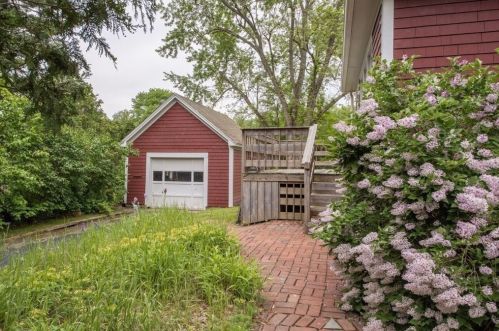 185 Pelham Rd, Amherst MA 01002-9777 exterior