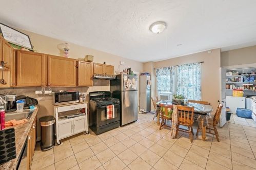 2 Town Hill St, Quincy MA 02169-6417 exterior