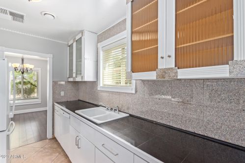 1351 Clarendon Ave, Phoenix AZ 85033-4118 exterior