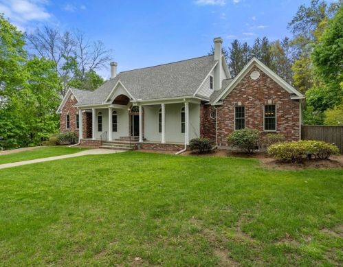 8 Clemmons St, Southborough MA  01772-1314 exterior