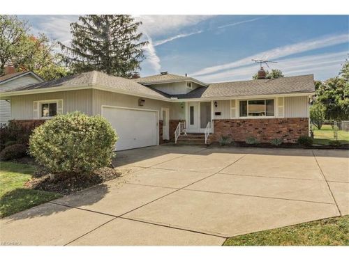 2002 Aldersgate Dr, Cleveland OH  44124-3807 exterior