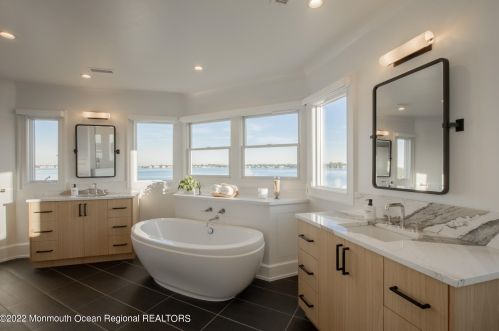 670 Little Silver Point Rd, Little Silver NJ  07739-1737 exterior