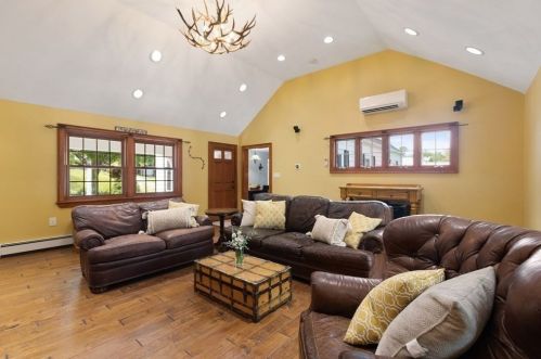 2 Savin St, Burlington, MA 01803-2210