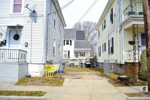 219 St, New Bedford MA 02740-4133 exterior