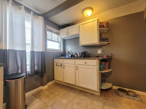 2 Barrett St, Fall River MA 02724-3302 exterior