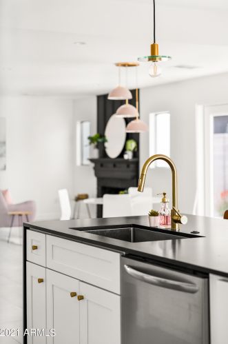 1038 Clarendon Ave, Phoenix AZ 85033-4119 exterior