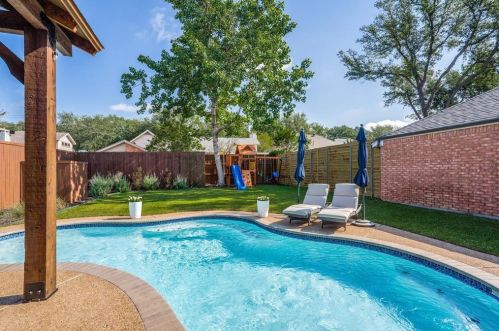 4027 Azure Ln, Addison TX 75001-3105 exterior