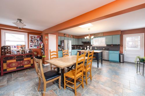 41 Salem Ln, Little Silver NJ 07739-1038 exterior