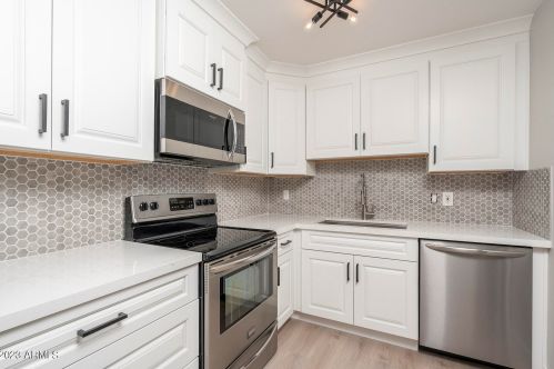 844 Echo Ln, Phoenix, AZ 85020-3455