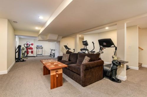 208 Vly Rd, Needham MA 02492-4720 exterior