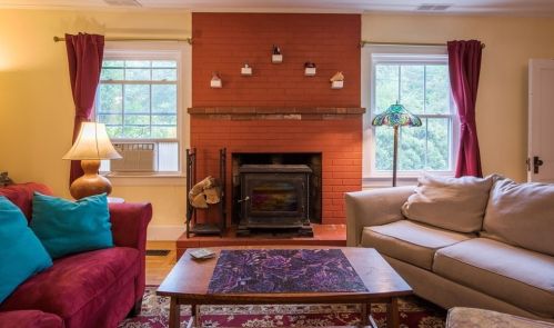 185 Pelham Rd, Amherst MA 01002-9777 exterior