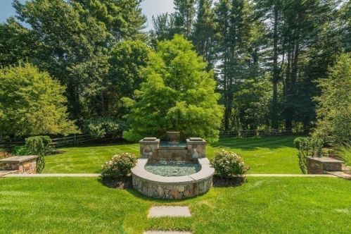 15 Mansion Dr, Topsfield MA 01983-1109 exterior