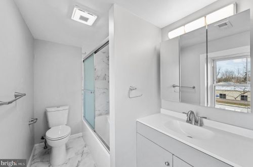 460 Crown Point Rd, West Deptford NJ  08086-2124 exterior