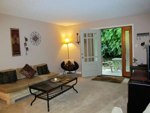 1815 Gardiner Ln, Louisville, KY 40205-2822