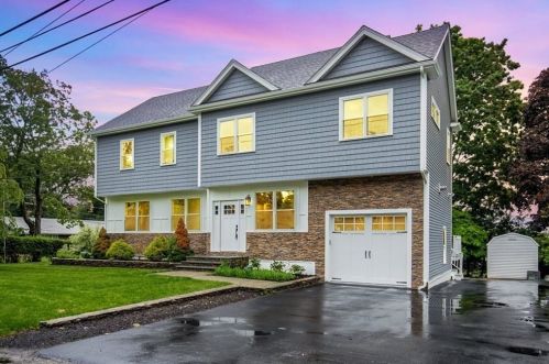 77 Hodge Rd, Arlington MA  02474-1933 exterior