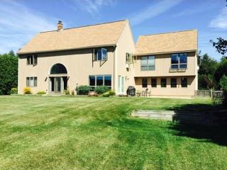 384 Middle St, Amherst MA  01002-3016 exterior