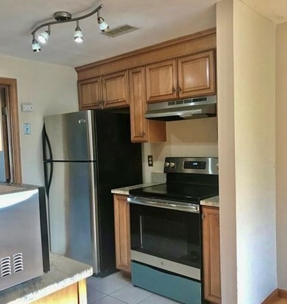 27 Christopher Dr, Methuen MA 01844-6558 exterior