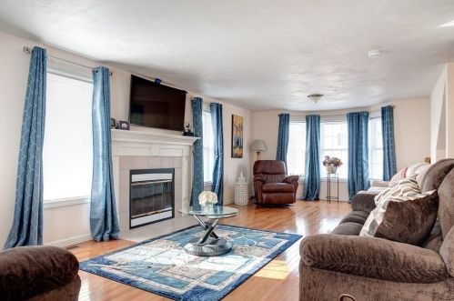 46 Honeysuckle Rd, Worcester MA 01607-1823 exterior