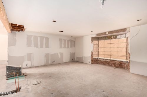 1332 Edgemont Ave, Phoenix AZ 85035-2212 exterior