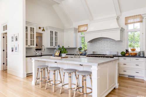 1918 Siesta Dr, Sandy UT 84093-6139 exterior