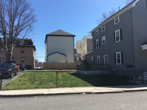 21 Pear St, Fall River MA 02720-5324 exterior