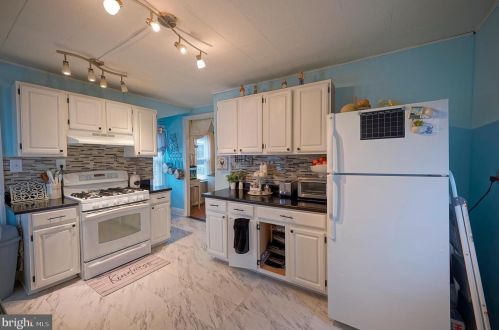 61 Barber Ave, West Deptford NJ 08096-2832 exterior