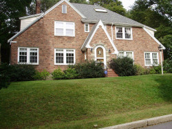 15 White Oak Rd, Newton, MA 02468-1322