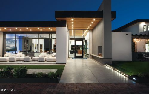 4621 Camelback Rd, Phoenix AZ 85033-1534 exterior