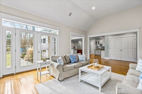 44 Canterbury St, Hingham MA 02043-1453 exterior