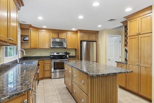 176 Woodland Rd, Southborough MA  01772-2035 exterior