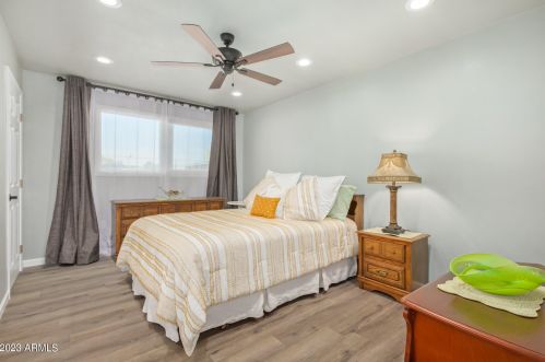 4210 Country Gables Dr, Phoenix AZ 85053-4528 exterior