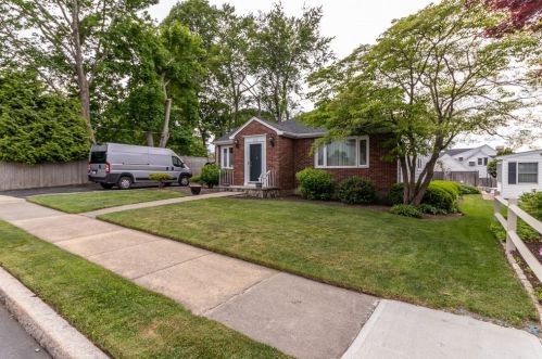 554 Madison St, Fall River, MA 02720-5604