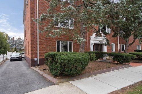 48 Hollis St, Newton MA 02458-2070 exterior