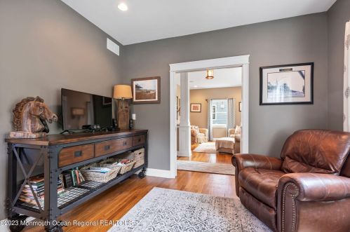 210 White Rd, Little Silver NJ 07739-1137 exterior