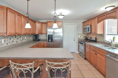 42 Raymond St, Fall River MA 02723-2823 exterior