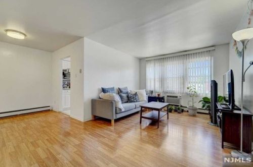 118 Sussex St, East Newark, NJ 07029-2122