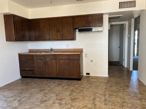 7520 Crittenden Ln, Phoenix, AZ 85033-3710