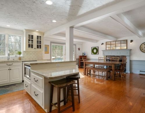 4 High St, Southborough MA 01772-1423 exterior