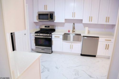 20 Rebecca Rd, East Hanover NJ  07936-3431 exterior