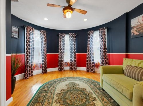 6 Rowe St, Newton MA 02466-1596 exterior