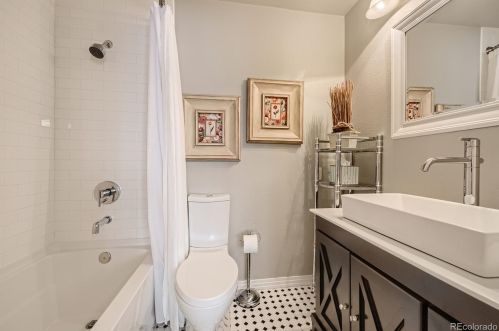 27 Glenmoor Dr, Englewood CO 80113-7115 exterior