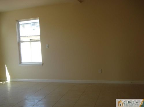 11 Union St, Carteret, NJ 07008-3323