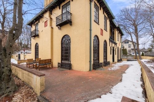 4 Kensington Rd, Worcester MA 01602-1814 exterior