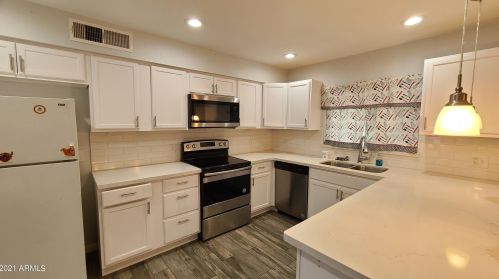 5736 Avalon Dr, Phoenix, AZ 85031-3245