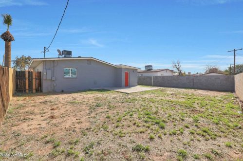 3018 81st Ave, Phoenix AZ  85033-4702 exterior