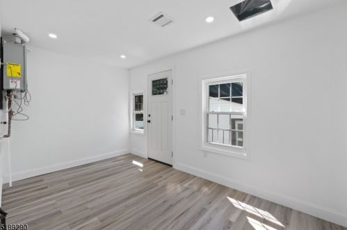 11 Voorhis Pl, Skyline Lakes NJ  07456-2219 exterior