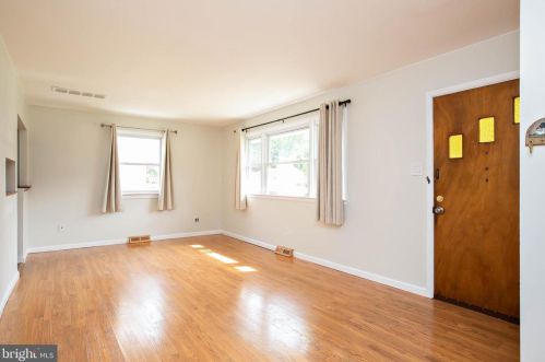 121 Hannold Blvd, West Deptford NJ 08096-1815 exterior