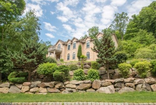 50 Crescent Dr, Skyline Lakes, NJ 07456-1109