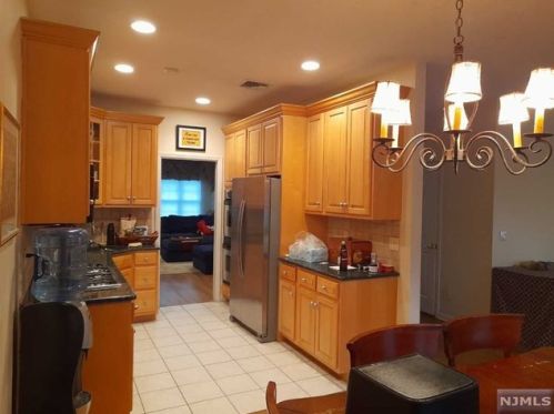 120 Stonegate Trl, Cresskill NJ 07626-2437 exterior