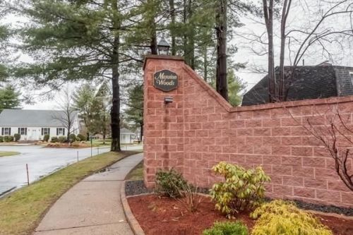 11 Mansion Woods Dr, Agawam, MA 01001-2398